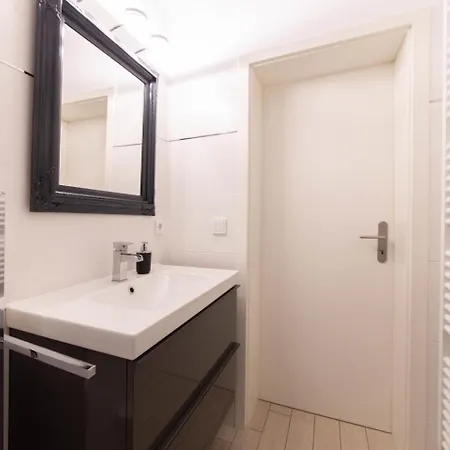 Petit Palais Apartment *